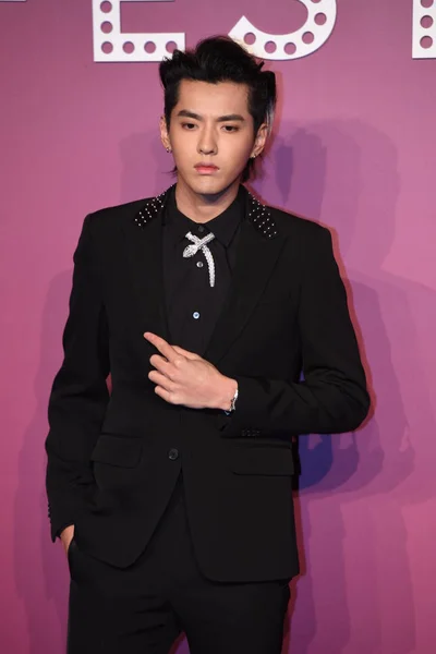 Cantante Cinese Chris Yifan Posa Bvlgari Festa Pechino Cina Novembre — Foto Stock