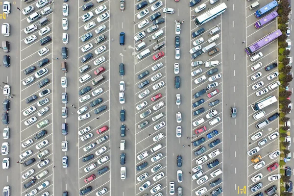 Luftaufnahme Von Fahrzeugen Auf Dem Voll Besetzten Parkplatz Eines Vergnügungsparks — Stockfoto