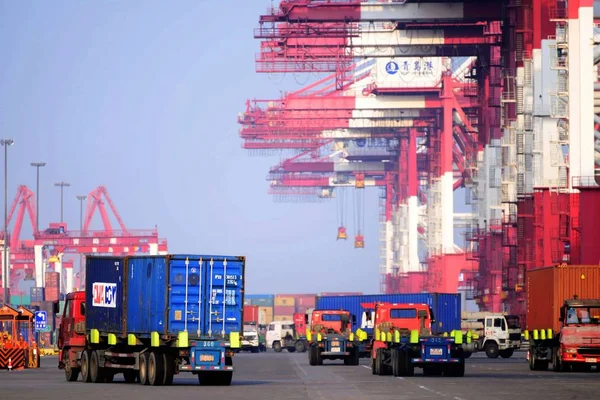 Camiones Transportan Contenedores Para Ser Enviados Extranjero Muelle Puerto Qingdao — Foto de Stock