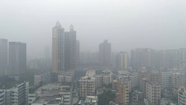 Wysokie Budynki Drapacze Chmur Postrzegane Niejasno Ciężkich Smog Mieście Shenzhen — Zdjęcie stockowe