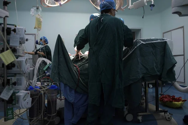 Kinesiska Läkare Jiang Yuequan Genomför Operation Patient Tumör Hospital Chongqing — Stockfoto