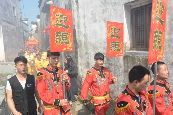 Träger Einer Brautlimousine Während Der Traditionellen Chinesischen Hochzeitszeremonie Kreis Wuyuan — Stockfoto