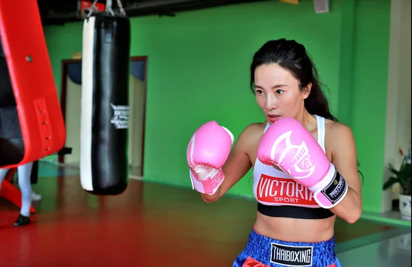 Year Old Chinês Fitness Entusiasta Liu Yelin Pratica Boxe Centro — Fotografia de Stock