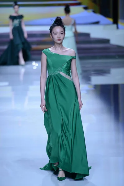 モデルは 中国ファッション週秋 2017 と北京 2017 日中に中国デザイナー レン金樺ガラテアのファッションショーで新しい創造を表示します — ストック写真
