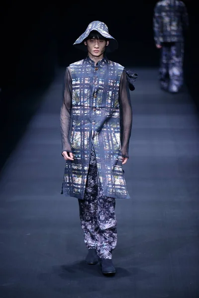 Model Wyświetla Nowe Stworzenie Pokaz Mody Xinshen Lnu Przez Chińskiego — Zdjęcie stockowe