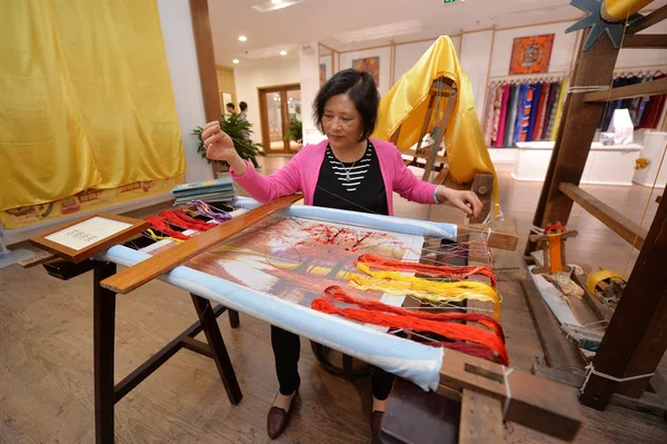 Bordados Uma Trabalhadora Chinesa Museu Seda Jiangnan Cidade Nanjing Província — Fotografia de Stock