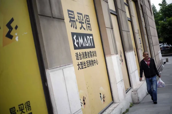 Egy Gyalogos Séta Múltban Zárt Mart Laoximen Branch Sanghajban Kína — Stock Fotó