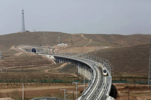 Ulanqab 中国鉄道高速 新幹線は 北中国内モンゴル自治区フフホト市市にあるフフホト市 Zhangjiakou 高速旅客鉄道線のセグメントでのテストのために実行されます 月2017 — ストック写真
