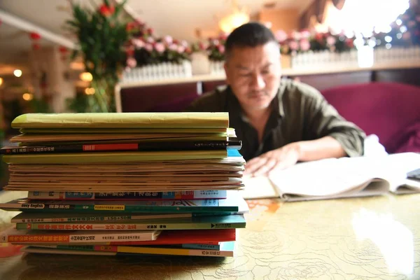 Cinquantenne Cinese Liang Shi Raffigurato Mentre Prepara 21Esimo Gaokao Noto — Foto Stock