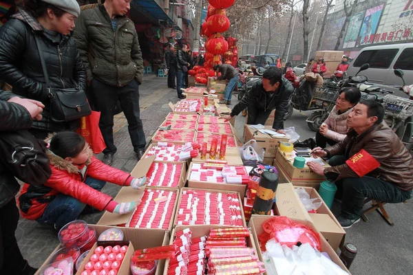 Chineses Compram Velas Vermelhas Para Próximo Ano Novo Lunar Chinês — Fotografia de Stock