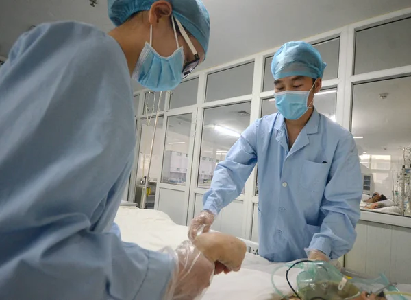 Nurse Liang Shulei Right Takes Care Patient Intensive Care Unit — Stock fotografie