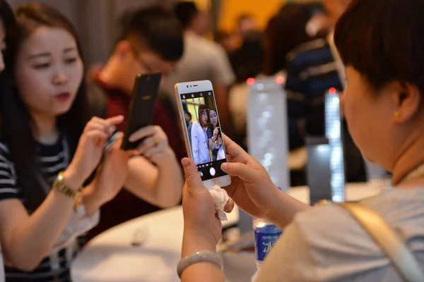 Visitors Try Out Nubia Smartphones Launch Event Nubia Nubia Lite — Stock Photo, Image