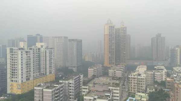 Edificios Gran Altura Rascacielos Ven Vagamente Fuerte Smog Ciudad Shenzhen —  Fotos de Stock