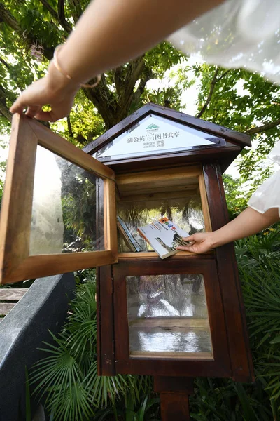 Гражданин Берет Книгу Библиотеки Птичье Гнездо Сеническом Месте Городе Наньнин — стоковое фото