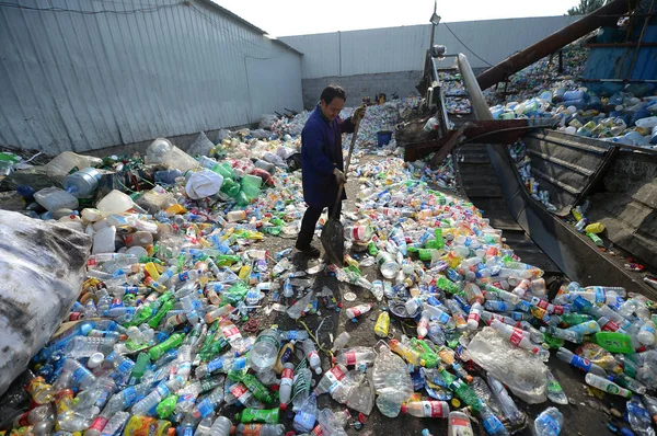 Ein Chinesischer Arbeiter Räumt Plastikflaschen Der Recyclingstation Für Plastikflaschen Die — Stockfoto