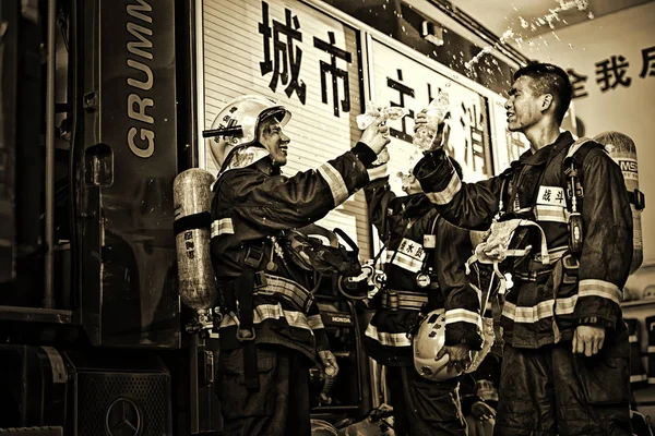 Chinesische Feuerwehrleute Einer Feuerwehr Posieren Für Ein Plakat Der Stadt — Stockfoto