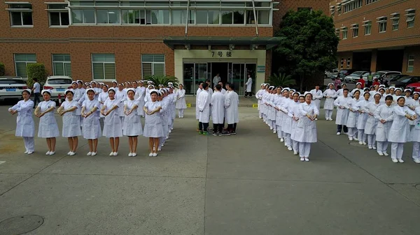 2017年5月11日 在中国东部江苏省扬州市一家医院举行的国际护士日纪念活动中 护士们将形成 — 图库照片