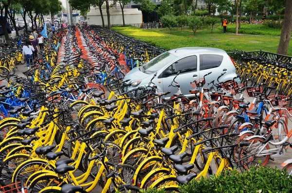 Ένα Αυτοκίνητο Είναι Αποκλεισμένη Στο Από Εκατοντάδες Ποδήλατα Κινεζική Ποδήλατο — Φωτογραφία Αρχείου