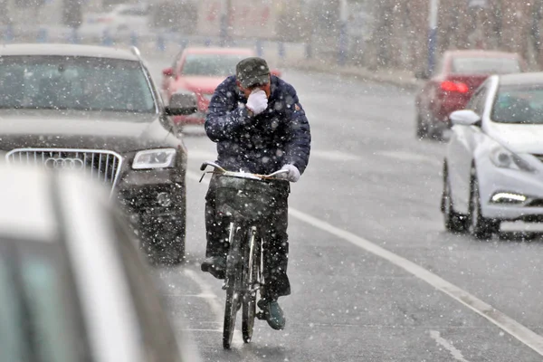 Miejscowy Mieszkaniec Jeździ Rowerze Pierwszym Śniegu Yaitai Miasta Wschodniej Chinach — Zdjęcie stockowe