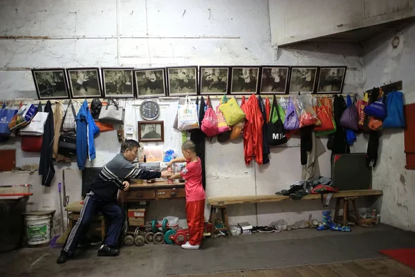 Zhang Binli Hombre Chino Años Enseña Estudiante Escuela Artes Marciales —  Fotos de Stock