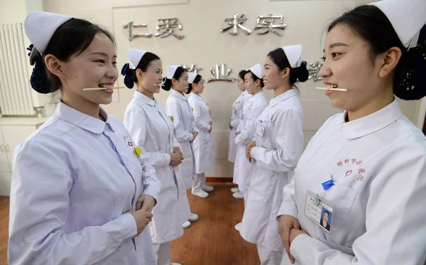 Infermiere Mordono Bacchette Esercitarsi Sorridere Pazienti Celebrare Giornata Mondiale Del — Foto Stock