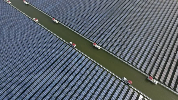 Luchtfoto Van Zonnepanelen China Grootste Fotovoltaïsche Elektriciteitscentrale Gebouwd Een Viskwekerij — Stockfoto