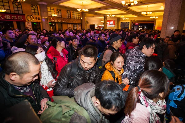回家参加即将到来的中国农历新年 也被称为春节 的乘客 在中国北京火车站排队 2017年1月13日 — 图库照片