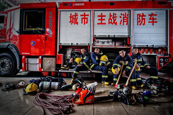 Chinese Firefighters Fire Brigade Pose Poster Liuzhou City South China — Stock Photo, Image