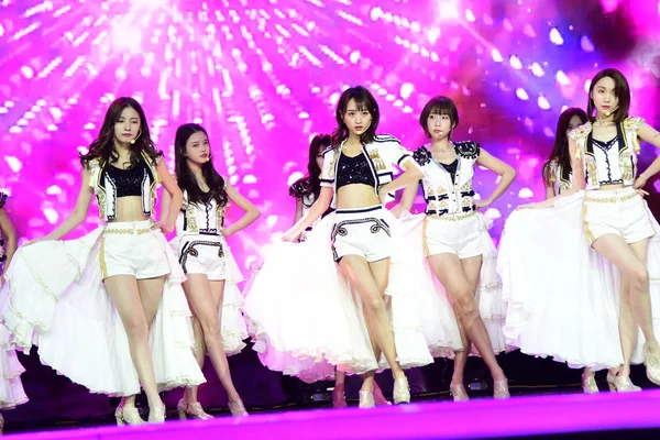 Члены Китайской Женской Группы Snh48 Выступают Церемонии Migu Ker Awards — стоковое фото