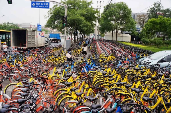 Een Auto Wordt Geblokkeerd Door Honderden Fietsen Van Chinese Fiets — Stockfoto