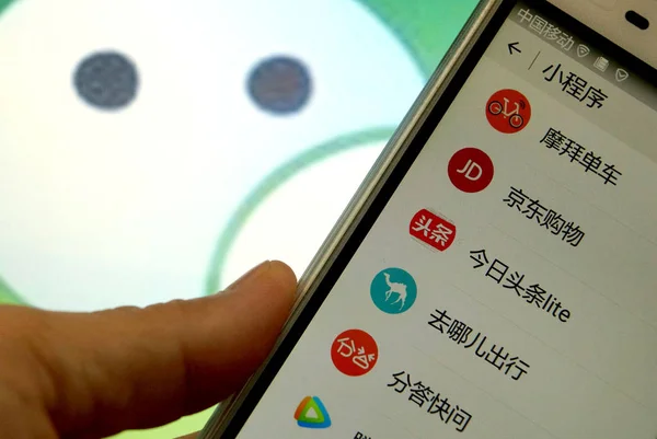 Usuario Teléfono Móvil Chino Utiliza Xiaochengxu Mini Programas Aplicación Mensajería — Foto de Stock