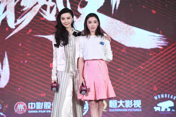 Las Actrices Chinas Fan Bingbing Left Peng Xiaoran Asisten Una — Foto de Stock