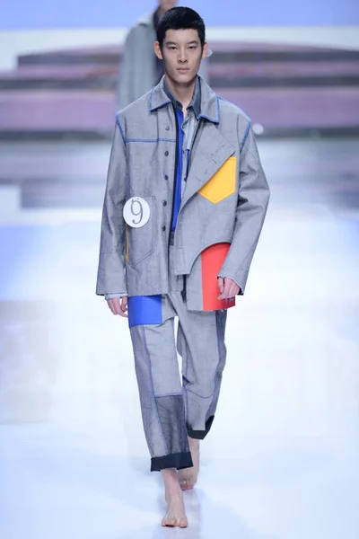 Modell Visar Skapelse Hempel Award Kina Internationella Ung Modeskapare Tävlingen — Stockfoto