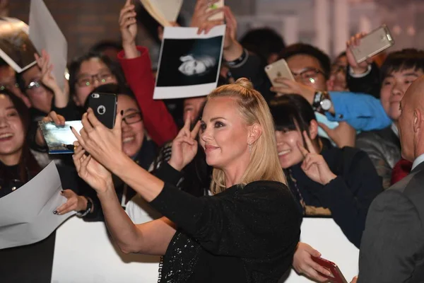 Американська Актриса Шарліз Терон Центрі Займає Selfies Вентиляторами Червоний Килим — стокове фото