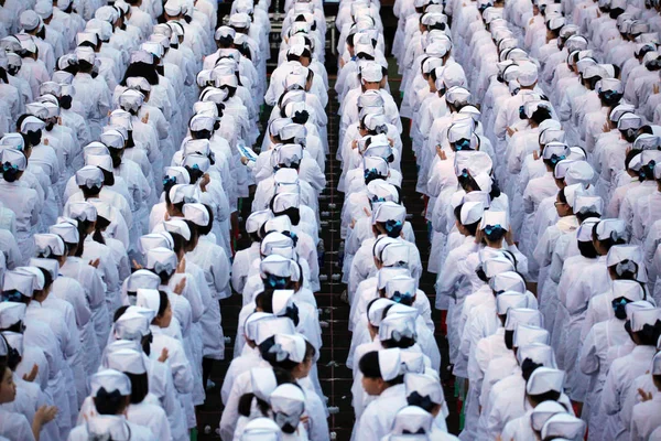 Estudiantes Chinas Vestidas Con Uniformes Enfermera Alinean Taburetes Durante Una —  Fotos de Stock