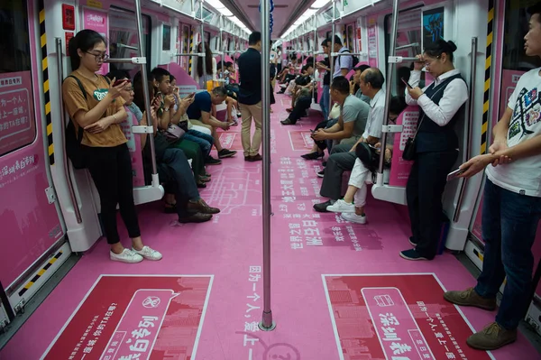 Chinesische Pendler Werden Einem Bahn Zug Mit Rosa Dekorationen Abgebildet — Stockfoto