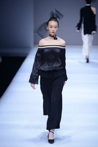 モデルは 中国ファッション週秋 2017 と北京 2017 日の間に中国デザイナー のファッションショーで新しい創造を表示します — ストック写真