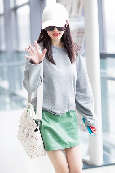 Chinese Actress Yang Pictured Shanghai Pudong International Airport She Has — Stock Photo, Image