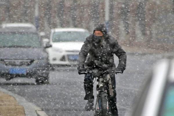 Ένας Τοπικός Κάτοικος Καβαλάει Ποδήλατό Του Στο Πρώτο Χιόνι Στην — Φωτογραφία Αρχείου