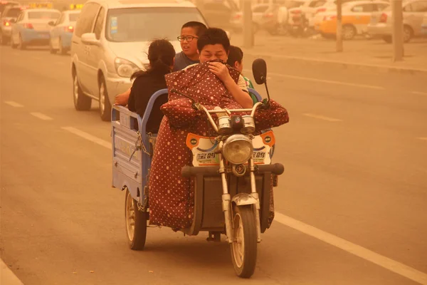 Residentes Chinos Locales Toman Triciclo Carretera Una Tormenta Arena Ciudad — Foto de Stock