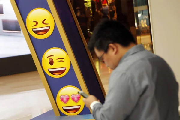 Відвідувач Зображений Під Час Виставки Featuring Emojis Торговому Центрі Шанхаї — стокове фото