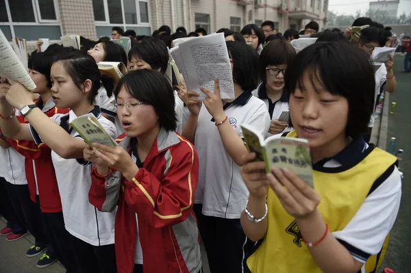 2016年6月7日 中国学生在中国北方河北省石家庄市景英中学做晨跑 — 图库照片