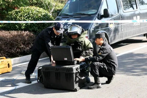 Chiński Policjant Usuwania Wybuchów Luo Jinfang Ubrany Kombinezon Ochronny Rozbraja — Zdjęcie stockowe