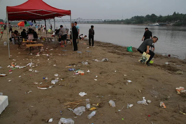 Rifiuti Lasciati Dai Visitatori Sono Raffigurati Sulle Rive Del Fiume — Foto Stock