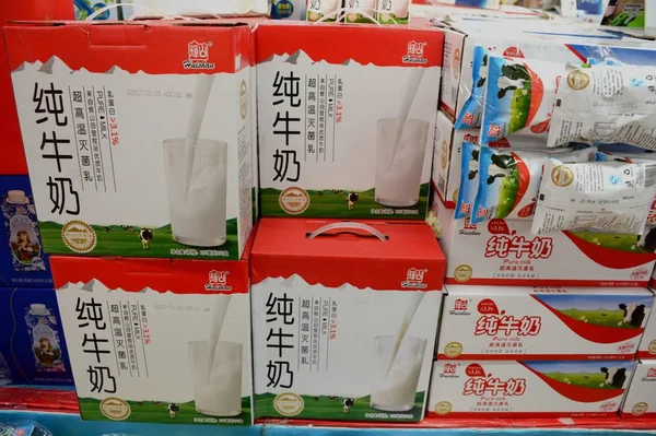 Los Cartones Leche Pura Huishan Dairy Están Venta Supermercado Ciudad — Foto de Stock