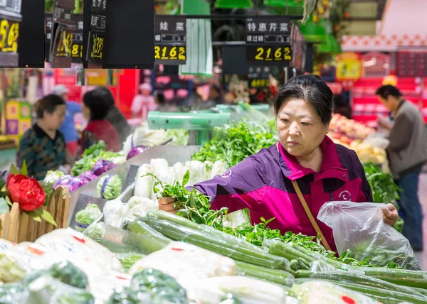 中国東部江蘇省南京市のスーパーマーケットで野菜を買うお客さん 2017年5月9日 — ストック写真