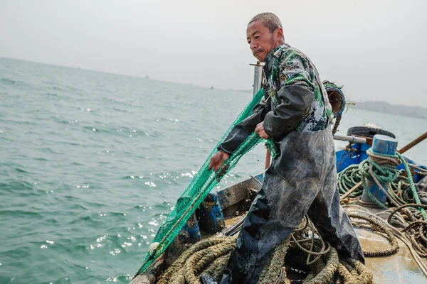 Рыбаки Рыбачат Своей Рыбацкой Лодке Городе Циндао Провинция Шаньдун Востоке — стоковое фото