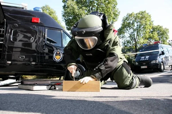 Luo Jinfang Policier Chinois Tenue Protection Désarme Les Bombes Dans — Photo