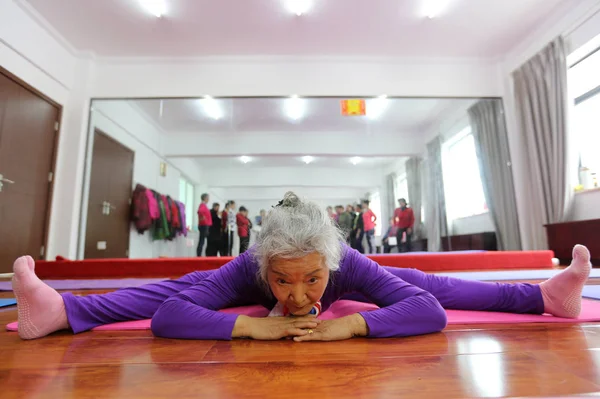 Year Old Amante Dello Yoga Cinese Kang Guangying Incarica Suoi — Foto Stock