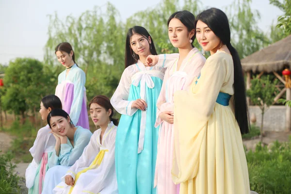 中国の伝統的な衣装に身を包んだ女性卒業生は 中国中部河南省の浙州市のRunze Parkで卒業写真のポーズをとります 2017年5月9日 — ストック写真
